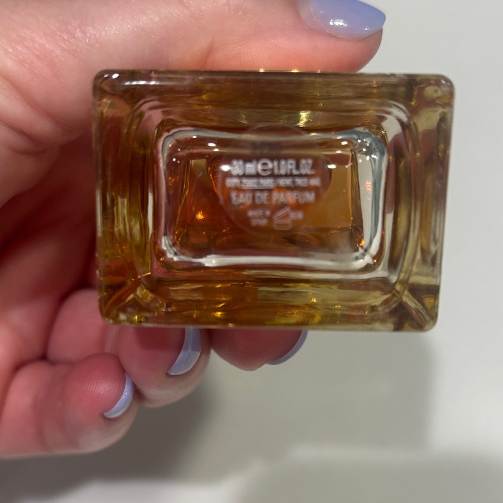 Burberry Goddess Perfume - Picture 5 of 7